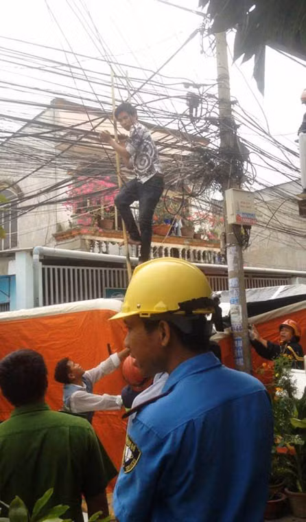 Sau nhiều giờ thuyết phục, cũng như thấy Cảnh sát, nam thanh niên đã tự xuống bằng chiếc thang tre của lực lượng cứu hộ.