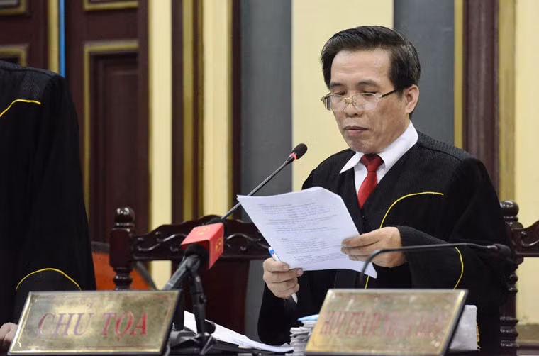 Đúng 8h40 cùng ngày, thẩm phán Trương Công Huấn, chủ tọa phiên tòa đã thay mặt HĐXX khai mạc phiên tòa.