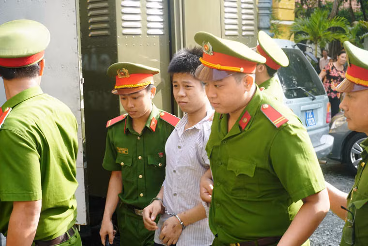 Lực lượng Cảnh sát bảo vệ đưa bị cáo Nguyễn Hữu Tình vào Tòa.