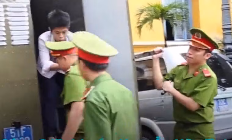 “Lanh nguoi” ve than nhien cua ke giet 5 nguoi khi ra toa