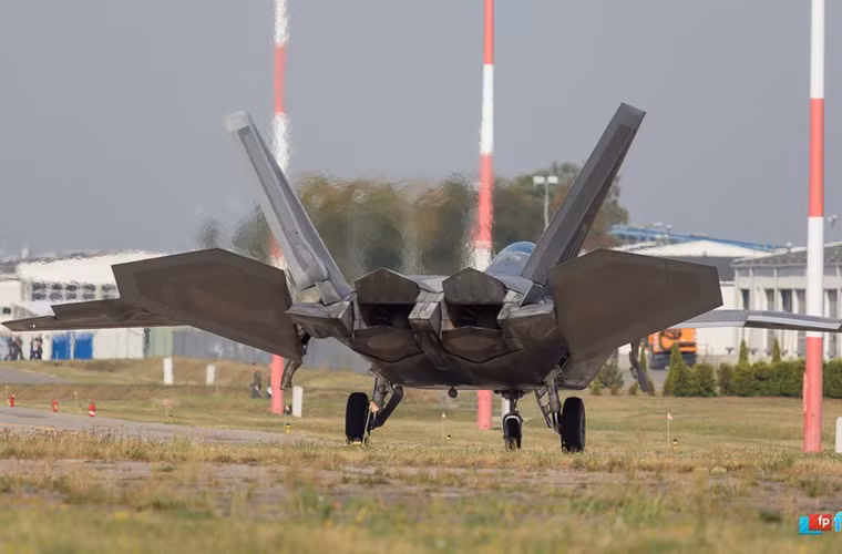 F-22 là chiến đấu cơ tàng hình thế hệ 5 đầu tiên trên thế giới được đưa vào phục vụ.