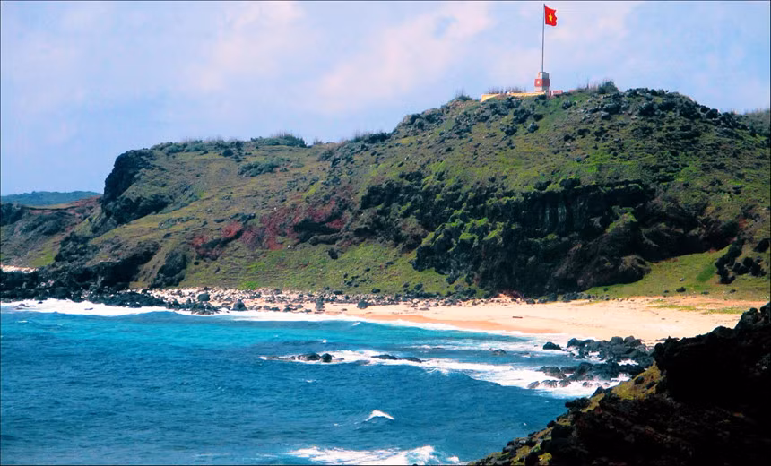 Đảo Phú Quý là viên ngọc của du lịch Bình Thuận. Hòn đảo hoang sơ tuyệt đẹp với làn nước biển trong xanh như ngọc vỗ vào bờ cát trắng tinh, san hô đầy màu sắc, cùng bầu không khí rất thanh bình, yên ả. Ảnh: Nguyễn Phi Khang.