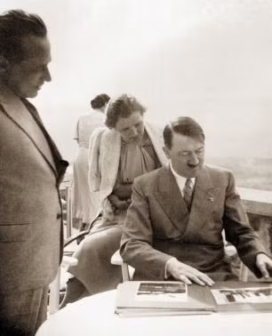 Trùm phát xít xem những bộ ảnh thời trang tình nhân đã chụp. Người lái xe của Hitler, Erich Kempka, gọi Eva là "người phụ nữ bất hạnh nhất nước Đức. Phần lớn thời gian của cô là chờ đợi Hitler".