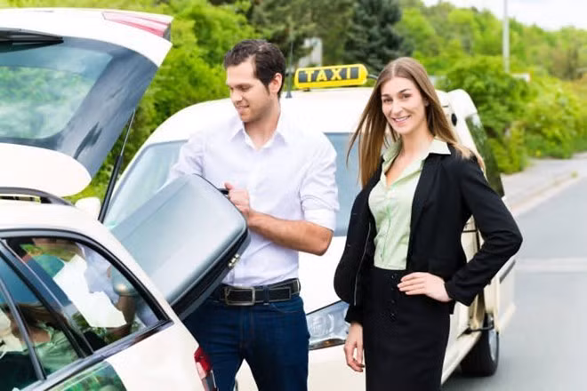 Để phụ nữ xách đồ: Ở Nga, đàn ông luôn phải giúp đỡ phụ nữ xuống xe bus, mở cửa xe, xách đồ… Phụ nữ Nga rất mạnh mẽ, nhưng đàn ông vẫn rất lịch thiệp.