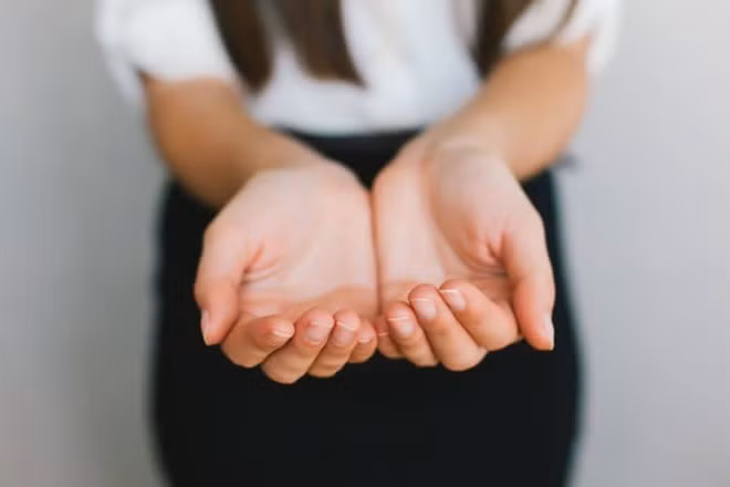 Lấy chiếc áo cuối cùng: Trong tiếng Nga có một câu ngạn ngữ “Đừng lấy chiếc áo cuối cùng”, với ý nghĩa đừng là người lấy thứ cuối cùng, và hãy luôn nhớ đáp trả. Vì thế người Nga thường rất hào phóng kể cả không giàu có. Bạn không nên nhận quà trừ khi bạn thực sự muốn nhận, và nên từ chối vài lần trước khi nhận.