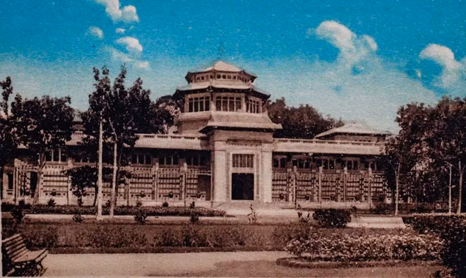 Năm 1927 người Pháp cho xây dựng Bảo tàng đầu tiên của Sài Gòn với tên gọi Blanchard de la Brosse. Năm 1945 Bảo tàng đổi tên thành Gia Định Bảo tàng viện, năm 1956 là Viện bảo tàng Quốc gia Việt Nam chính thức cho du khách tham quan. Sau giải phóng được gọi là Bảo tàng Lịch sử Việt Nam - Thành phố Hồ Chí Minh cho đến ngày nay.