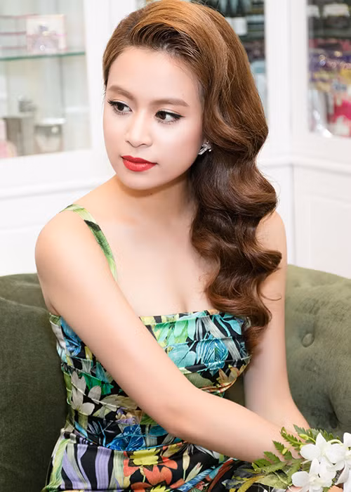 Tại sự kiện, nữ ca sĩ gốc Hà thành chọn váy hai dây ôm sát. Vẻ trẻ trung, quyến rũ của Hoàng Thùy Linh khiến người đối diện khó rời mắt.