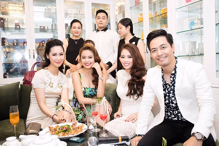 Sau lùm xùm bị VTV “đấu tố” trong chương trình “60 phút mở”, MC Phan Anh lần đầu xuất hiện trong một sự kiện vừa diễn ra ở Hà Nội. Phan Anh chọn trang phục lịch lãm và trông tươi tắn.