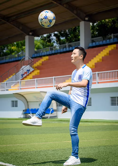 Một nghệ sĩ cũng hâm mộ bóng đá là ca sĩ Hoàng Bách. Ngay từ khi còn nhỏ, anh đã say mê đá bóng. Cho đến nay, Hoàng Bách vẫn thường xuyên ra sân. (Ảnh: Zing) 