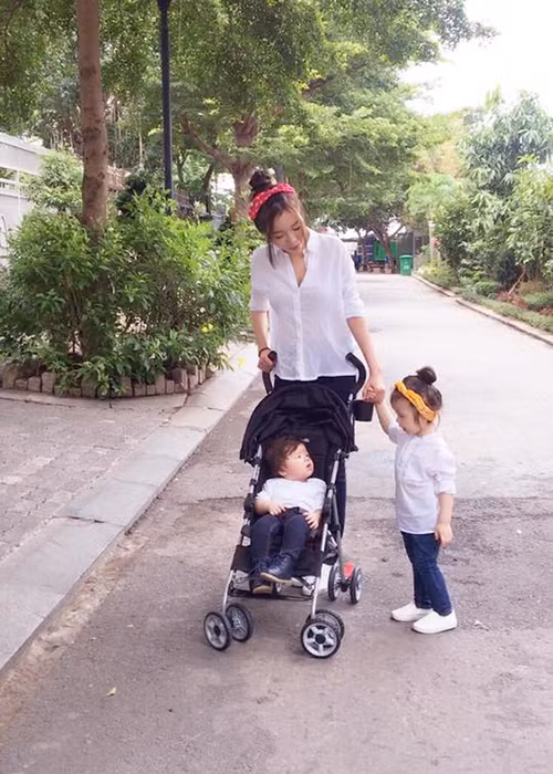 Trong những ngày qua, Elly Trần khá mệt mỏi vì miệt mài quay phim. Tuy nhiên, cô vẫn dành thời gian dẫn hai con đi chơi nhân ngày Quốc tế Thiếu nhi 1/6.