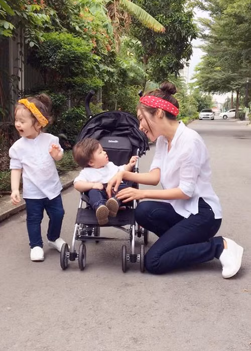 Bé Mộc Trà biểu cảm vô cùng đáng yêu bên mẹ và cậu em trai khi đi tản bộ.