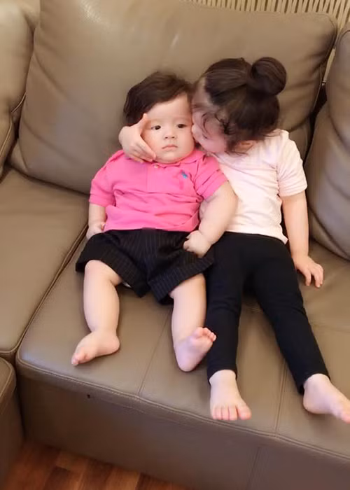 Khoảnh khắc bé Mộc Trà ôm hôn em trai "đốn tim" người hâm mộ bởi vẻ dễ thương.