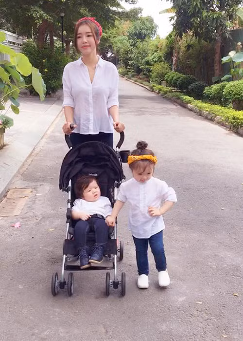 Elly Trần cùng hai thiên thần nhỏ của mình diện trang phục ton sur ton và tận hưởng không khí trong lành của một ngày đẹp trời.