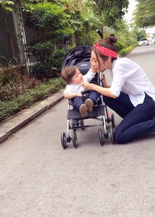 Bé Túc Mạch hiện đã được hơn 7 tháng tuổi. Cậu nhóc sở hữu vẻ lai Tây giống như chị gái.