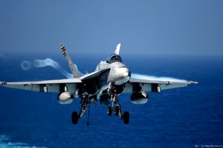 Ở vị trí thứ 6 là chiếc F-18 Hornet của Mỹ. Dù không phải là chiến đấu cơ tàng hình nhưng F-18 vẫn được trang bị công nghệ khiến cho chiếc máy bay này rất khó bị radar địch phát hiện. Ngoài ra F-18 Hornet còn được trang bị hệ thống radar hiệu quả có khả năng cùng lúc dẫn đường nhiều quả tên lửa bắn vào mục tiêu của địch. Ảnh Không quân Mỹ