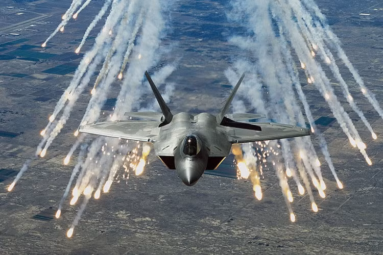 Đứng đầu danh sách này là chiếc siêu chiến đấu cơ thế hệ thứ 5 F-22 do hãng Lockheed Martin của Mỹ chế tạo. F-22 có thể phát hiện và theo dõi mục tiêu ở khoảng cách khoảng 200km và đánh chặn mục tiêu ở khoảng cách 180km. Giá của một chiếc F-22 lên đến 350 triệu USD. Ảnh: Không quân Mỹ