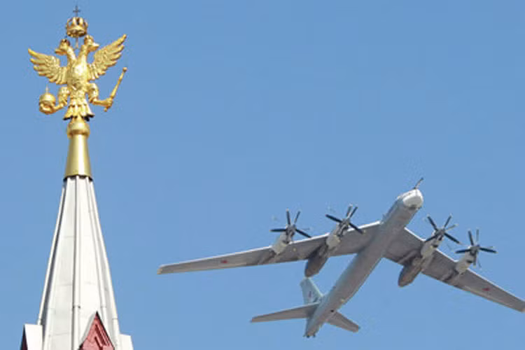 Thế hệ mới nhất của chiếc Tu-95 là Tu-95MS được đưa vào biên chế của Không quân Nga từ năm 1984. Hiện có khoảng 60 chiếc Tu-95 đang hoạt động. Đây là mẫu máy bay ném bom cánh quạt phản lực duy nhất còn được sử dụng. Dù được chế tạo từ lâu nhưng Không quân Nga vẫn sẽ sử dụng loại máy bay này ít nhất cho đến năm 2040. Ảnh: Không quân Nga