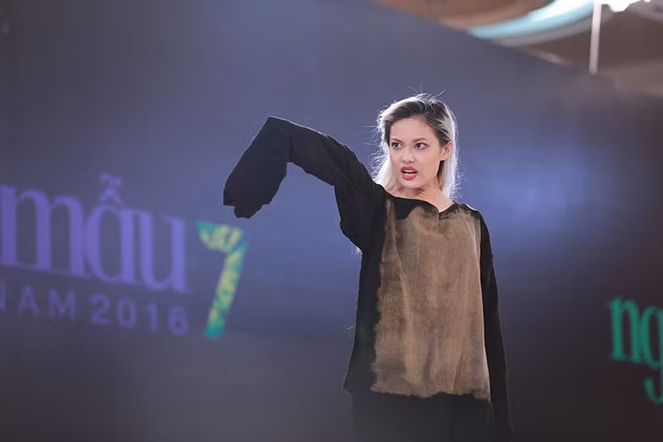 Thanh Hang khoc vi thi sinh Vietnam’s Next Top Model 2016-Hinh-13