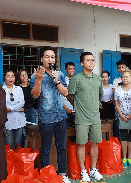Mới đây, Tuấn Hưng, MC Phan Anh, nhạc sĩ Tú Dưa, nhóm Oplus cùng những người bạn của mình đã đến tận nơi trao số tiền cho bà con ngư dân ở thôn Cừa Thôn, xã Hải Ninh, Quảng Bình.