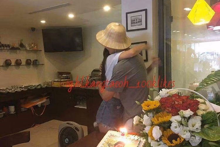 Tại bữa tiệc sinh nhật, Nhã Phương dành cái ôm ấm áp cho người bạn diễn ăn ý của mình trong “Tuổi thanh xuân”. (Ảnh: linhsu06) 