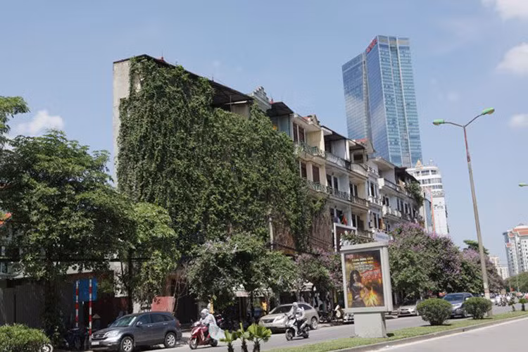 Đường Đào Tấn (quận Ba Đình, Hà Nội) là một trong những khu phố đầu tiên ở Hà Nội có kiểu kiến trúc đặc biệt: Nhà “siêu mỏng”. Vị trí nhà mặt đường rất thuận lợi cho việc kinh doanh buôn bán. Nhiều nhà chật đến mức còn không có chỗ kê đồ. Sạp hàng phải kê ra đường, phần trong nhà chỉ đủ làm chỗ ngồi nghỉ. Tầng 2, 3 chồng lên và nhô ra làm kho chứa đồ. 