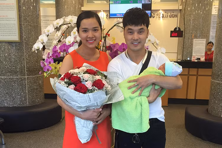 Khoanh khac dang yeu cua Ung Hoang Phuc ben con trai