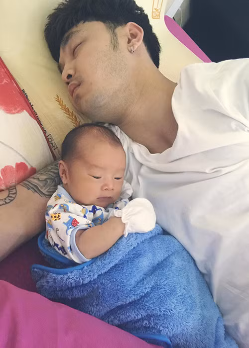 Khoanh khac dang yeu cua Ung Hoang Phuc ben con trai-Hinh-5