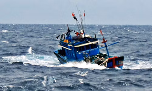 Một tàu cá bị nạn trên biển. Ảnh minh họa