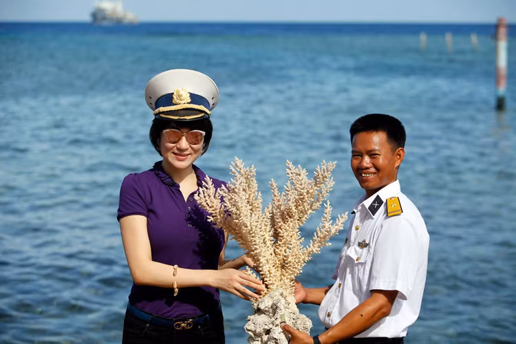 Hoa hậu Việt Nam 2004 nhận món quà từ biển của những người lính đảo ở Trường Sa.