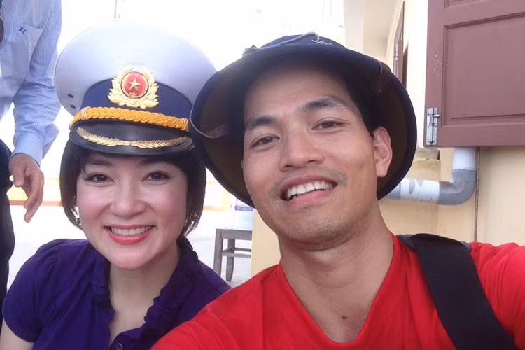 Khác với hình ảnh lộng lẫy, quyến rũ tại các sự kiện giải trí, có mặt ở Trường Sa, Nguyễn Thị Huyền trẻ trung, năng động.