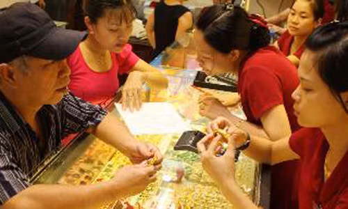 Mua bán vàng tại Công ty Vàng Bảo Tín Minh Châu. Ảnh: Trần Việt/TTXVN