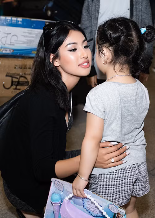 HH Jennifer Pham ra san bay don con trai ve Viet Nam-Hinh-9