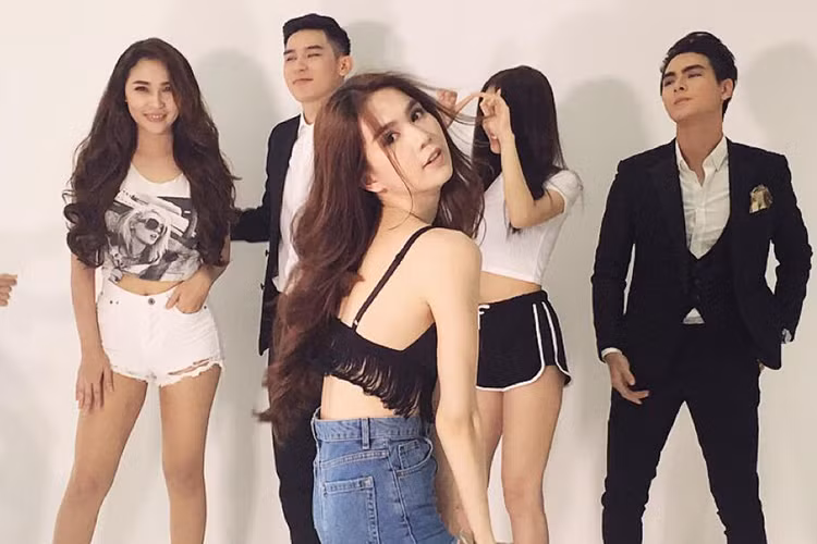 Ngọc Trinh hào hứng chia sẻ: “Buổi chiều vui vẻ ghi hình “Đêm hội chân dài 10” với các em khá dễ thương, chắc chắn hình ảnh khá thú vị”. (Ảnh: Facebook Ngọc Trinh)