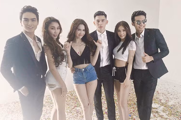 Trước đó, Ngọc Trinh cùng dàn mẫu của công ty Venus đã có mặt tại Singapore để ghi hình cho "Đêm hội chân dài 10". (Ảnh: Facebook Quỳnh Hương)