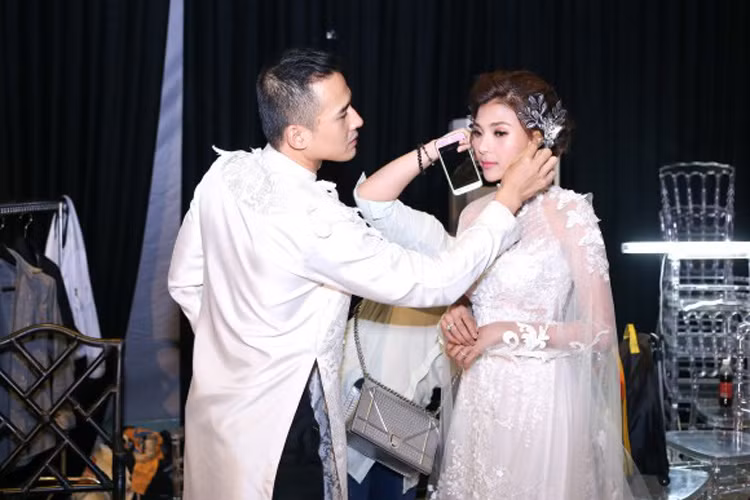 Lương Thế Thành ân cần chăm sóc bà xã ở hậu trường trong một sự kiện thời trang. Lúc này, cặp đôi đã kết hôn được hơn một tháng. (Ảnh: Phụ nữ news)