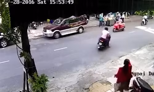 Nạn nhân tri hô khi bị giật túi ở Đà Nẵng (Ảnh cắt từ clip)