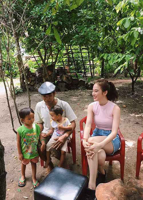 Angela Phương Trinh trò chuyện với những người trong buôn làng để tìm hiểu thêm cuộc sống của họ.