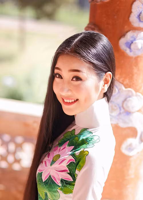 Kiều Vỹ đẹp ngọt ngào dưới nắng trong trang phục áo dài. (Ảnh: Facebook Bùi Nữ Kiều Vỹ)