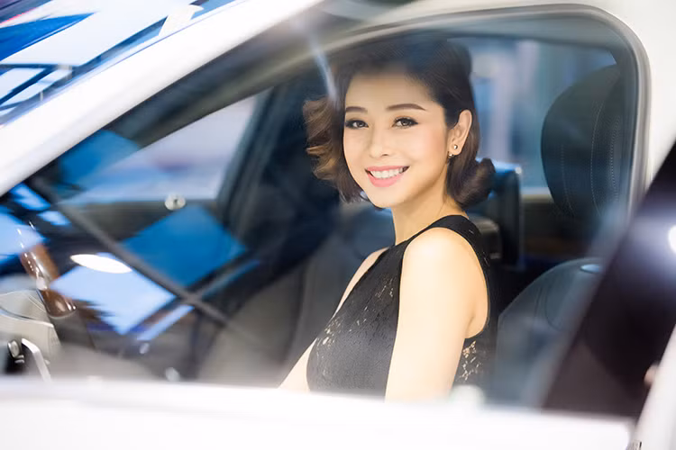Người đẹp vừa thay đổi kiểu tóc dài thướt tha vốn quen thuộc sang tóc xoăn ngắn. Kiểu tóc mới giúp cô trông trẻ trung, năng động hơn.