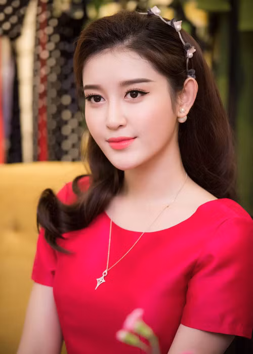 Với việc tham gia khóa học ngắn hạn ở Anh quốc, người đẹp sinh năm 1995 đã thực hiện được ước mơ du học mà cô ấp ủ từ lâu.