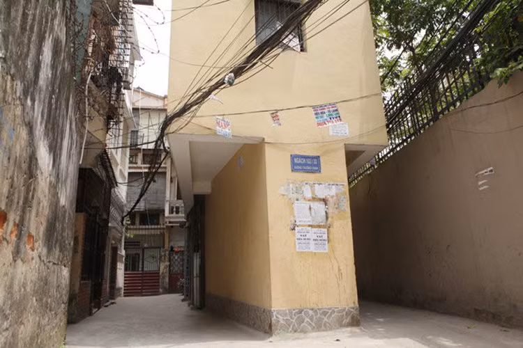 Theo số ghi trên ngôi nhà, ngôi nhà nằm giữa hai ngõ Trường Chinh và Lương Đình Của. Một bên ghi ngõ 36 Lương Đình Của, trước mặt lại ghi 102/33 đường Trường Chinh. 