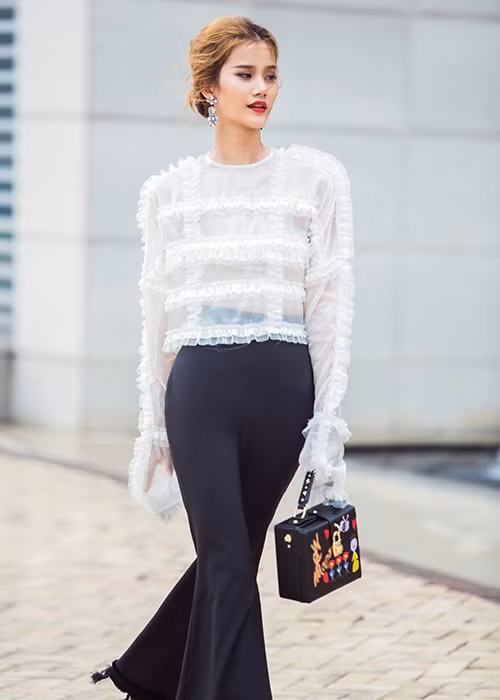 Được biết, sắp tới, Hương Ly sẽ được định hướng làm việc tại thị trường thời trang Singapore cùng với quán quân Vietnam’s Next Top Model 2014 Nguyễn Oanh.