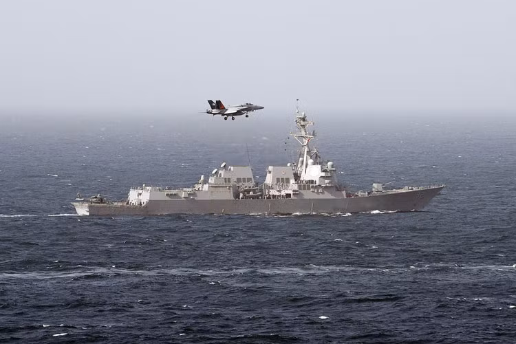 DDG-92 từng có thời gian hoạt động khá dài trên vùng biển Philippines trong biên chế Nhóm tác chiến tàu sân bay số 7. Ảnh tiêm kích F/A-18 bay phía trên DDG-92 trong một nhiệm vụ trên biển Philippines. 