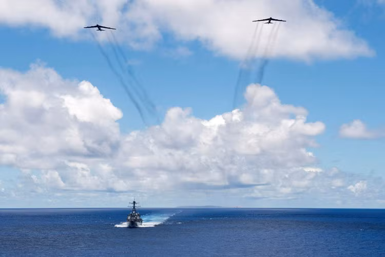Hai máy bay ném bom chiến lược B-52 bay phía trên DDG-111 trong một nhiệm vụ trên biển Philippines.