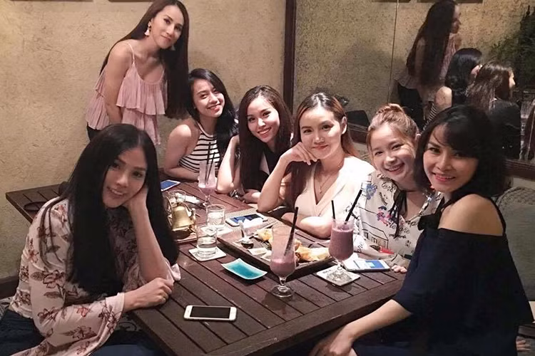 Mới đây, trên trang cá nhân, ca sĩ Thu Thủy (ngoài cùng bên trái) đã chia sẻ loạt ảnh các thế hệ của nhóm Mây Trắng hội ngộ nhân dịp nhóm kỉ niệm 16 năm thành lập. (Ảnh: Facebook Thu Thủy).