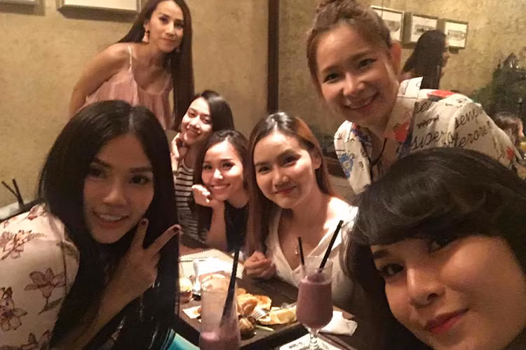 Các thành viên nhóm Mây Trắng tham gia buổi gặp mặt gồm có: Thu Thủy, Ngọc Châu, Ngọc Trâm, Bảo Ngọc, Anh Thúy (từ trái sang phải) và Thu Ngọc (ngoài cùng bên phải). (Ảnh: Facebook Thu Thủy)