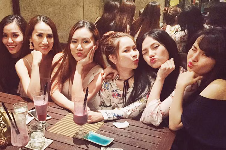 Trên trang cá nhân, Thu Thủy còn để lại dòng chú thích cho loạt ảnh kỉ niệm. Cô viết: "Chỉ mong sao cho tất cả những gương mặt này luôn hạnh phúc và khoảnh khắc, nụ cười này sẽ tồn tại mãi trong mỗi chúng ta. Tình bạn". (Ảnh: Facebook Thu Thủy)