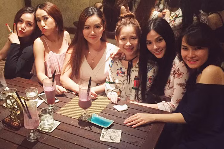 Theo chia sẻ của Thu Thủy, buổi gặp mặt ấm cúng của nhóm Mây Trắng còn sự tham gia của vị khách mời là ca sĩ Duy Uyên - thành viên nhóm Mắt Ngọc (thứ ba từ phải sang). Buổi gặp gỡ diễn ra trong 2 tiếng đồng hồ. (Ảnh: Facebook Thu Thủy)