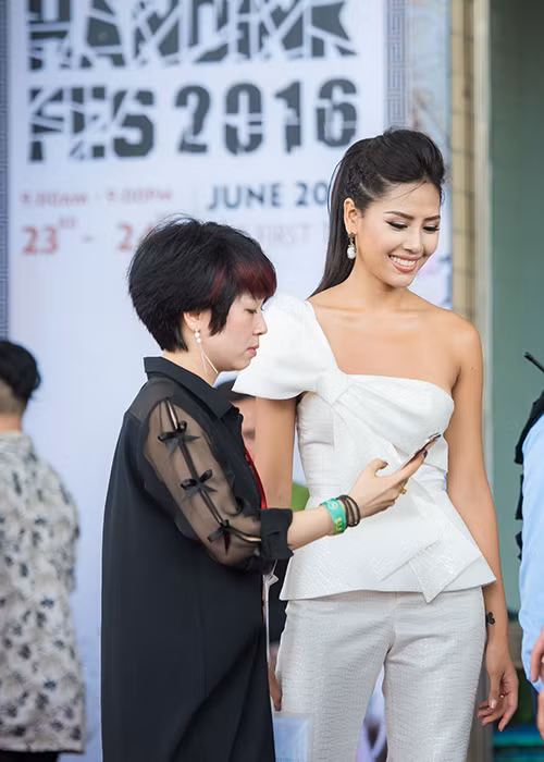 Nguyen Thi Loan khoe hinh xam la tren lung khi lam MC-Hinh-6