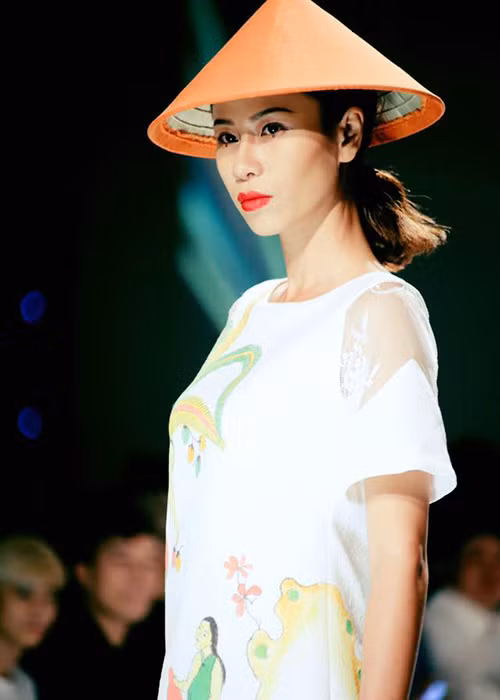 Vẻ chững chạc và cá tính giúp Yến Nhi nổi bật trong số dàn thí sinh cuộc thi Hoa khôi Áo dài Việt Nam 2016. (Ảnh: Facebook Yến Nhi)